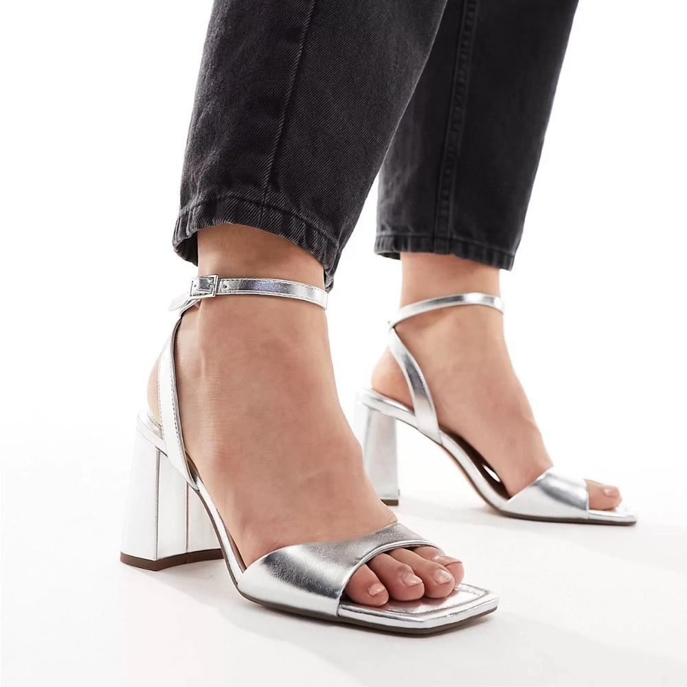 NWT ASOS DESIGN WIDE FIT “HOTEL BARELY THERE” BLOCK HEELED SANDAL IN SILVER